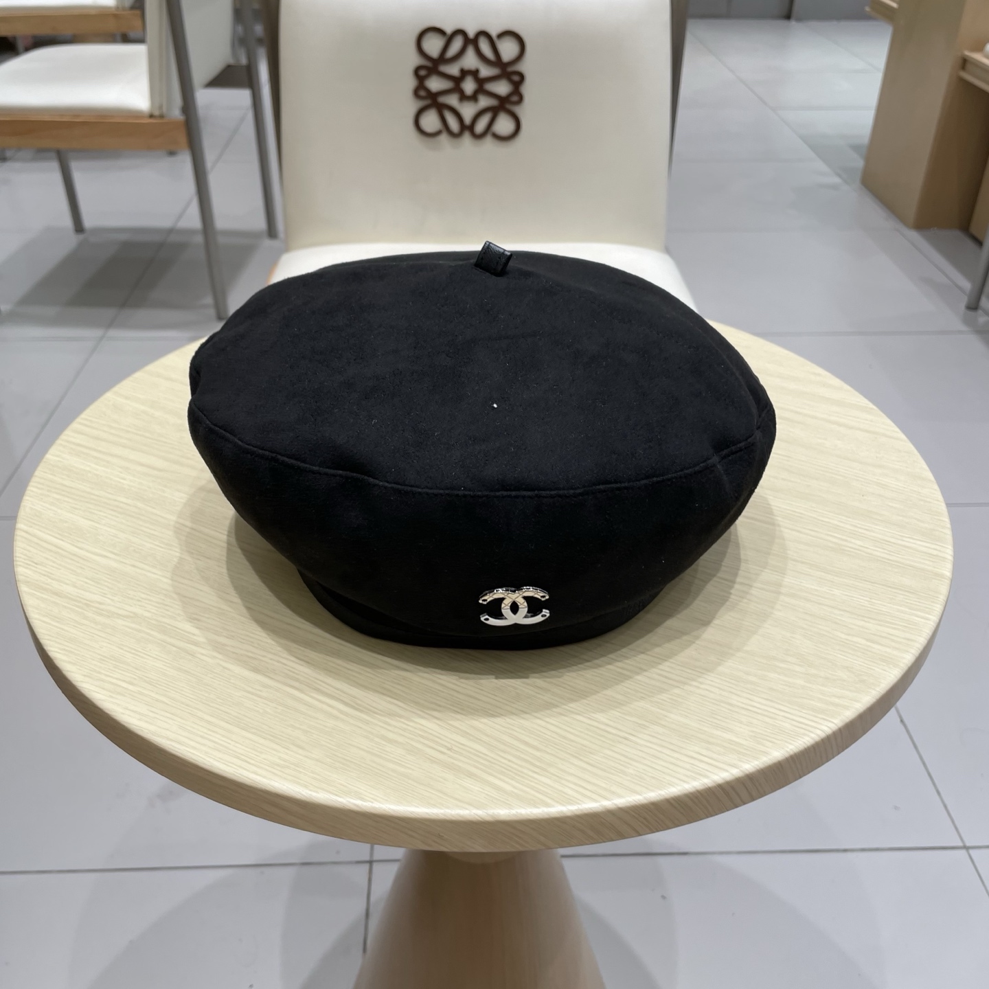  CHANEL香奈儿新款贝雷秋款帽🔸 节假日旅游带它出去美美哒❕  中古款哟.这种帽子不容易撞款 😬 现