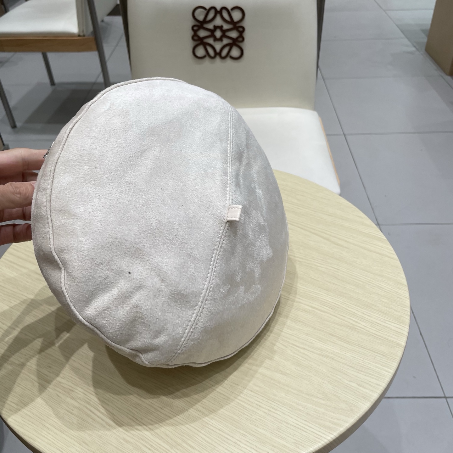  CHANEL香奈儿新款贝雷秋款帽🔸 节假日旅游带它出去美美哒❕  中古款哟.这种帽子不容易撞款 😬 现