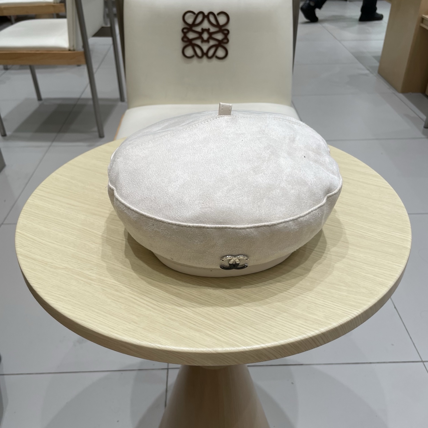  CHANEL香奈儿新款贝雷秋款帽🔸 节假日旅游带它出去美美哒❕  中古款哟.这种帽子不容易撞款 😬 现