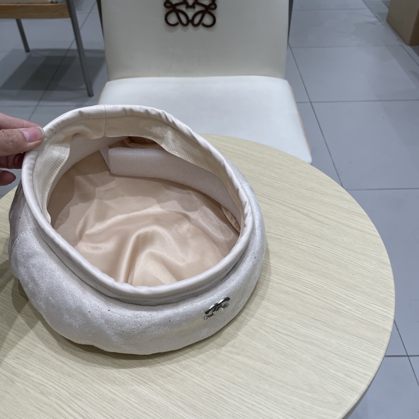  CHANEL香奈儿新款贝雷秋款帽🔸 节假日旅游带它出去美美哒❕  中古款哟.这种帽子不容易撞款 😬 现