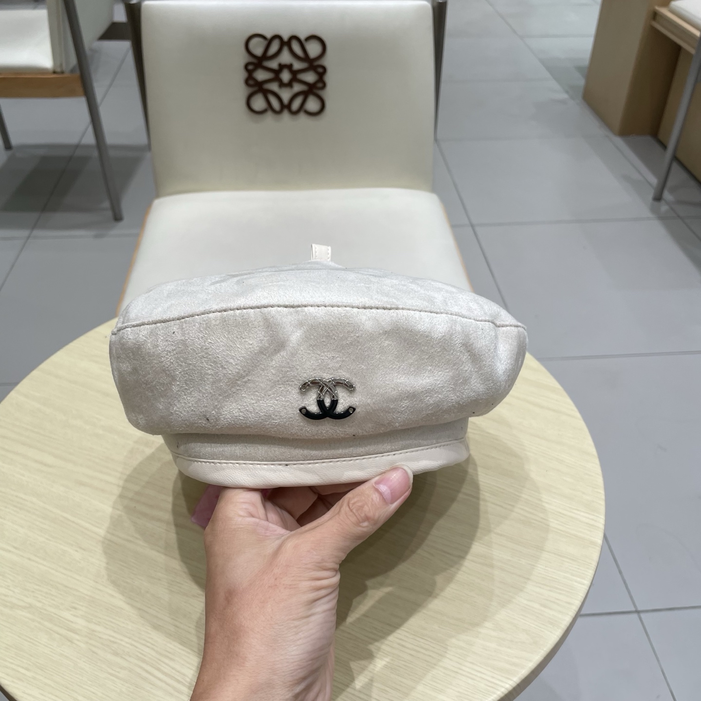  CHANEL香奈儿新款贝雷秋款帽🔸 节假日旅游带它出去美美哒❕  中古款哟.这种帽子不容易撞款 😬 现