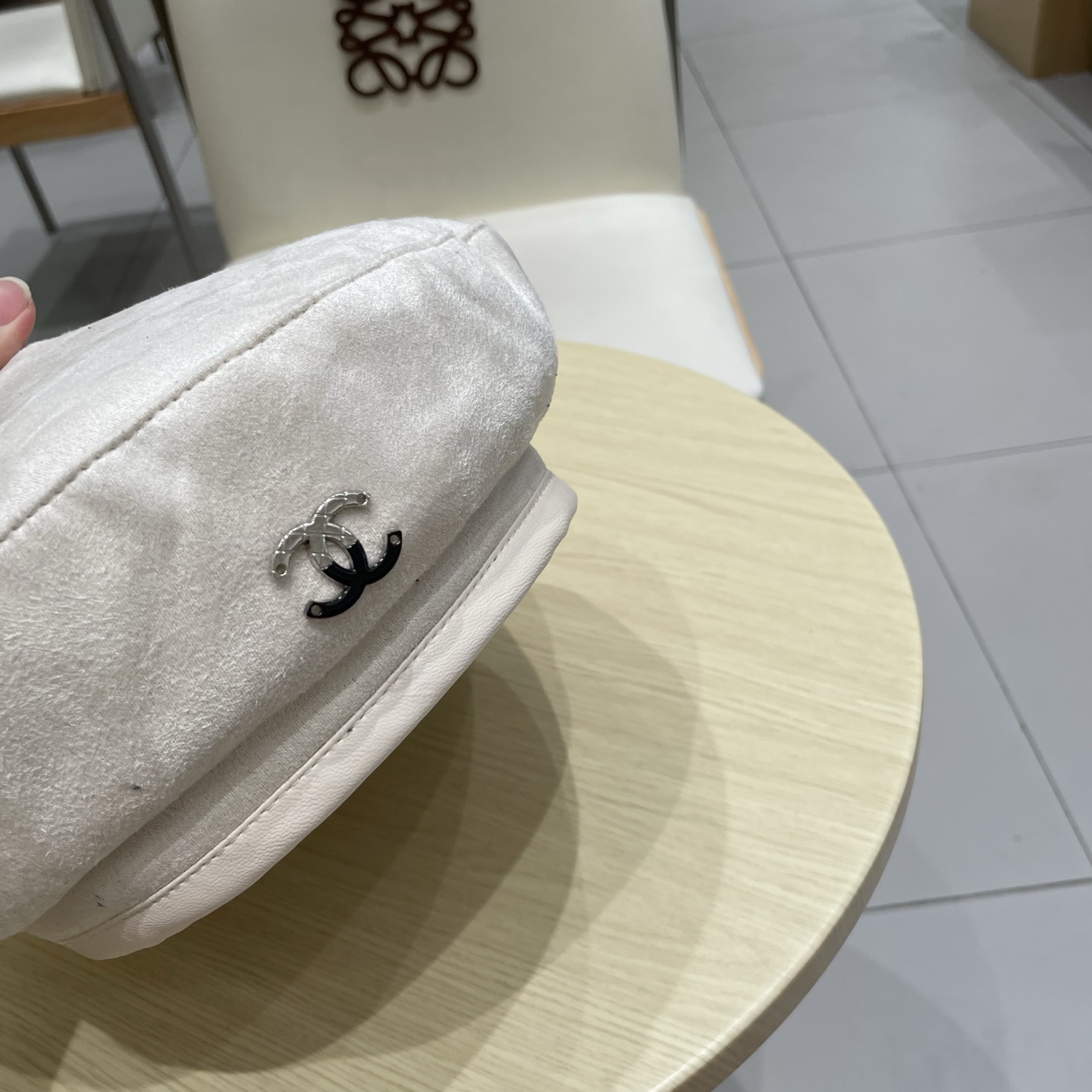  CHANEL香奈儿新款贝雷秋款帽🔸 节假日旅游带它出去美美哒❕  中古款哟.这种帽子不容易撞款 😬 现