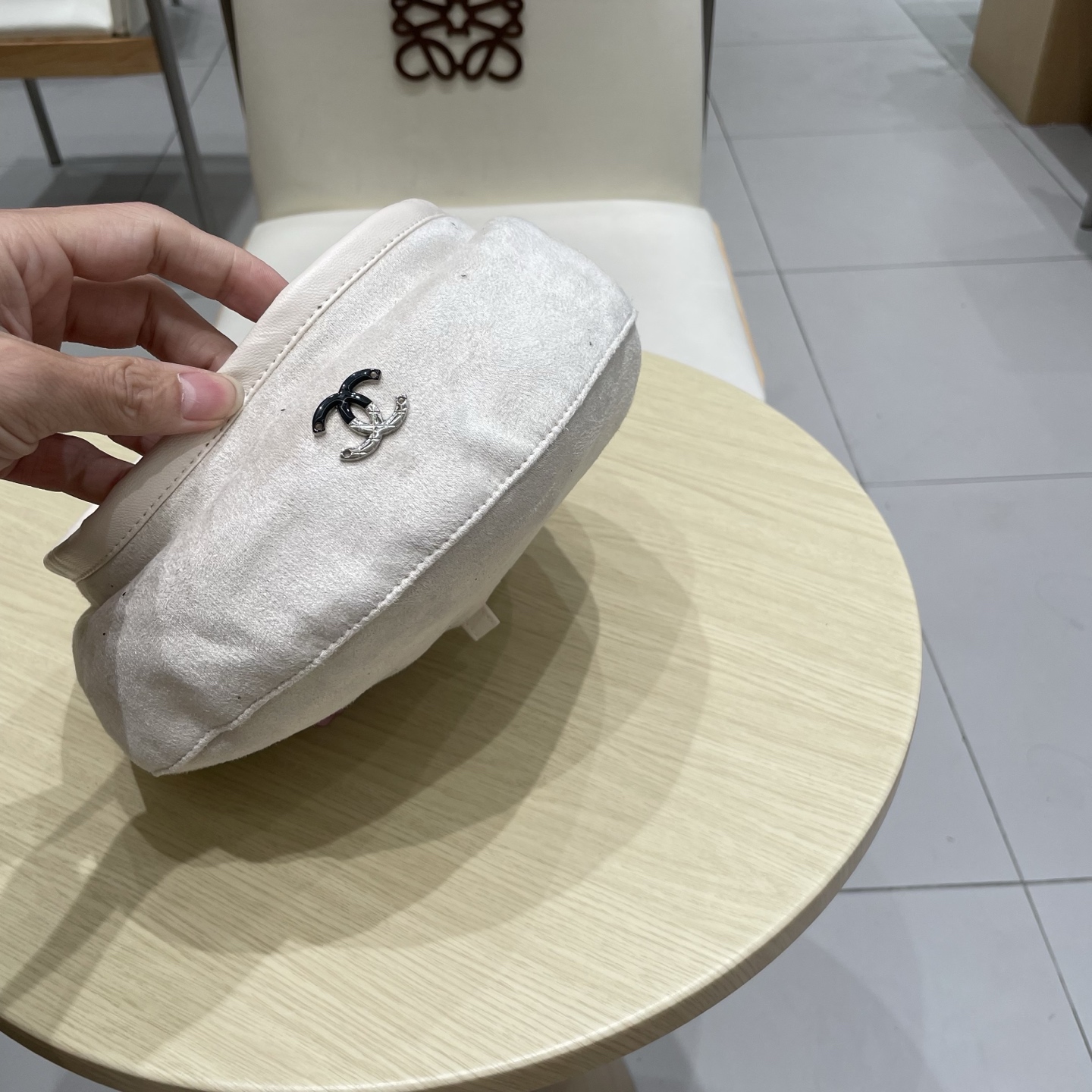  CHANEL香奈儿新款贝雷秋款帽🔸 节假日旅游带它出去美美哒❕  中古款哟.这种帽子不容易撞款 😬 现