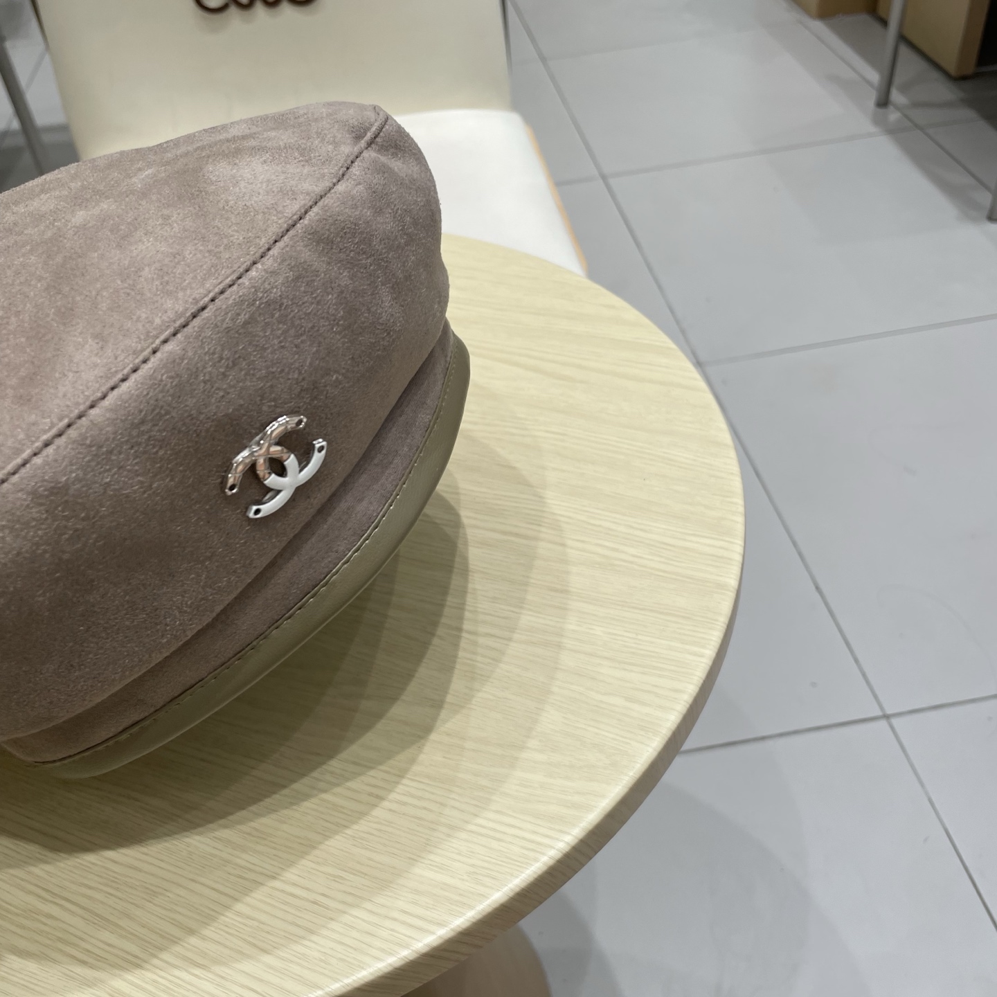  CHANEL香奈儿新款贝雷秋款帽🔸 节假日旅游带它出去美美哒❕  中古款哟.这种帽子不容易撞款 😬 现