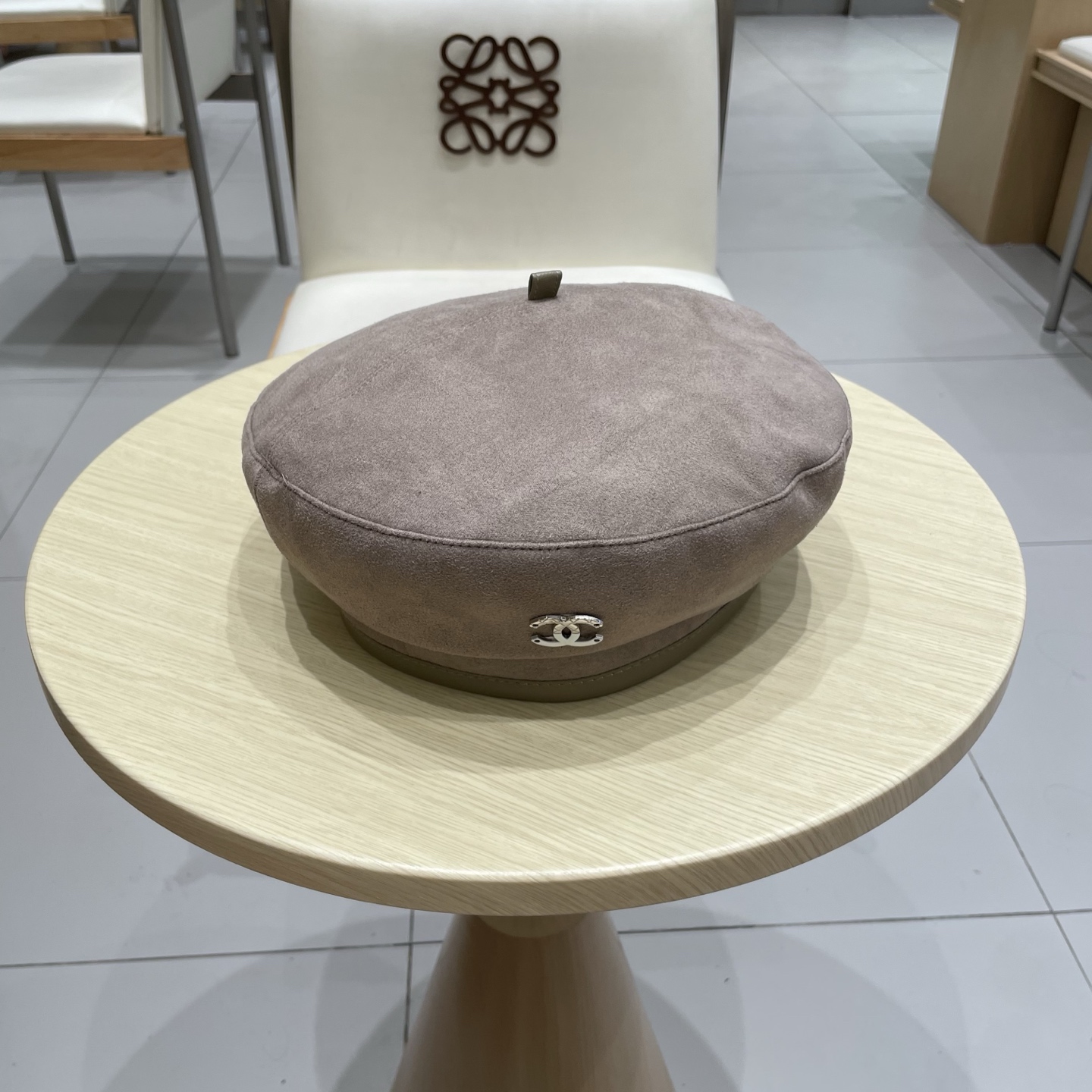  CHANEL香奈儿新款贝雷秋款帽🔸 节假日旅游带它出去美美哒❕  中古款哟.这种帽子不容易撞款 😬 现