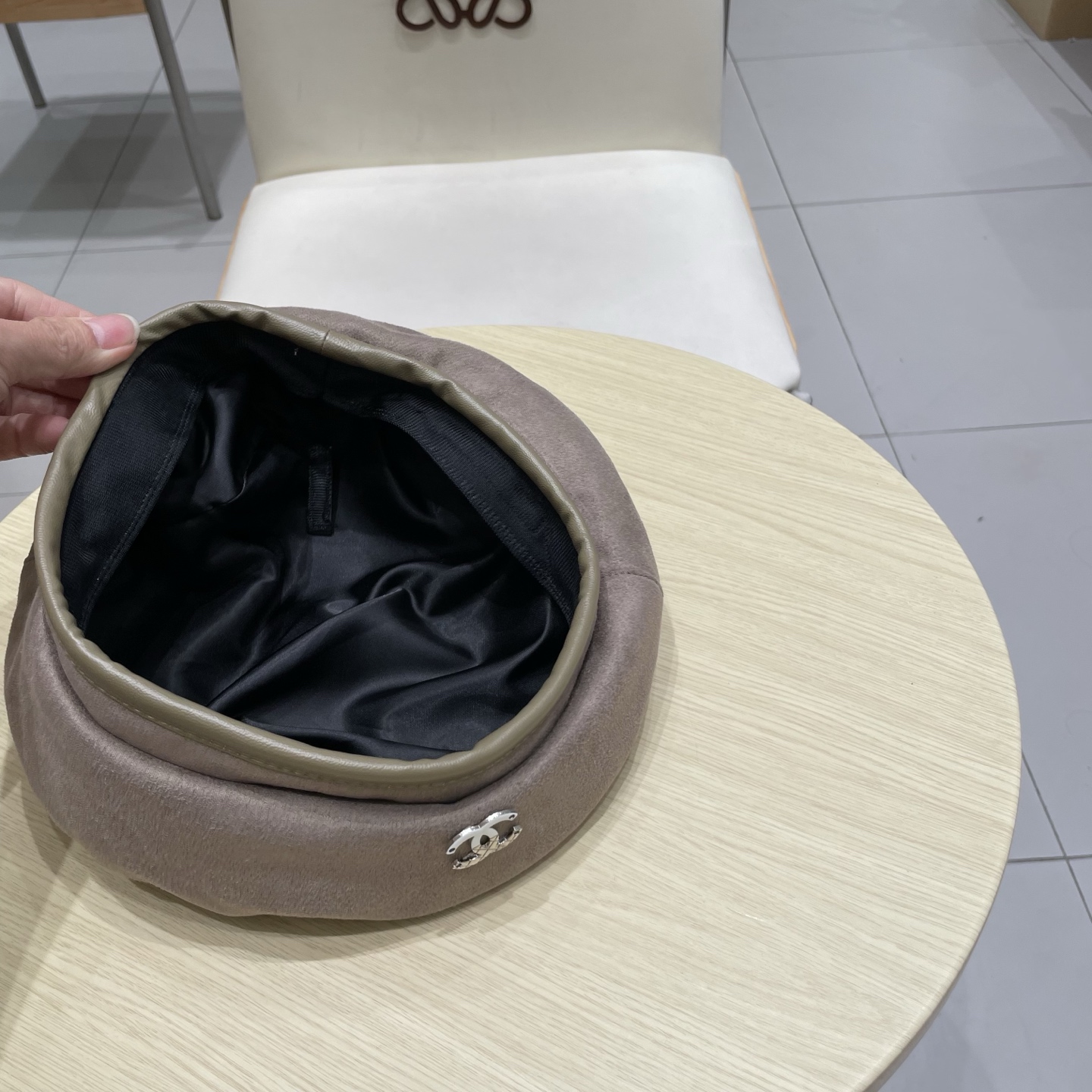  CHANEL香奈儿新款贝雷秋款帽🔸 节假日旅游带它出去美美哒❕  中古款哟.这种帽子不容易撞款 😬 现