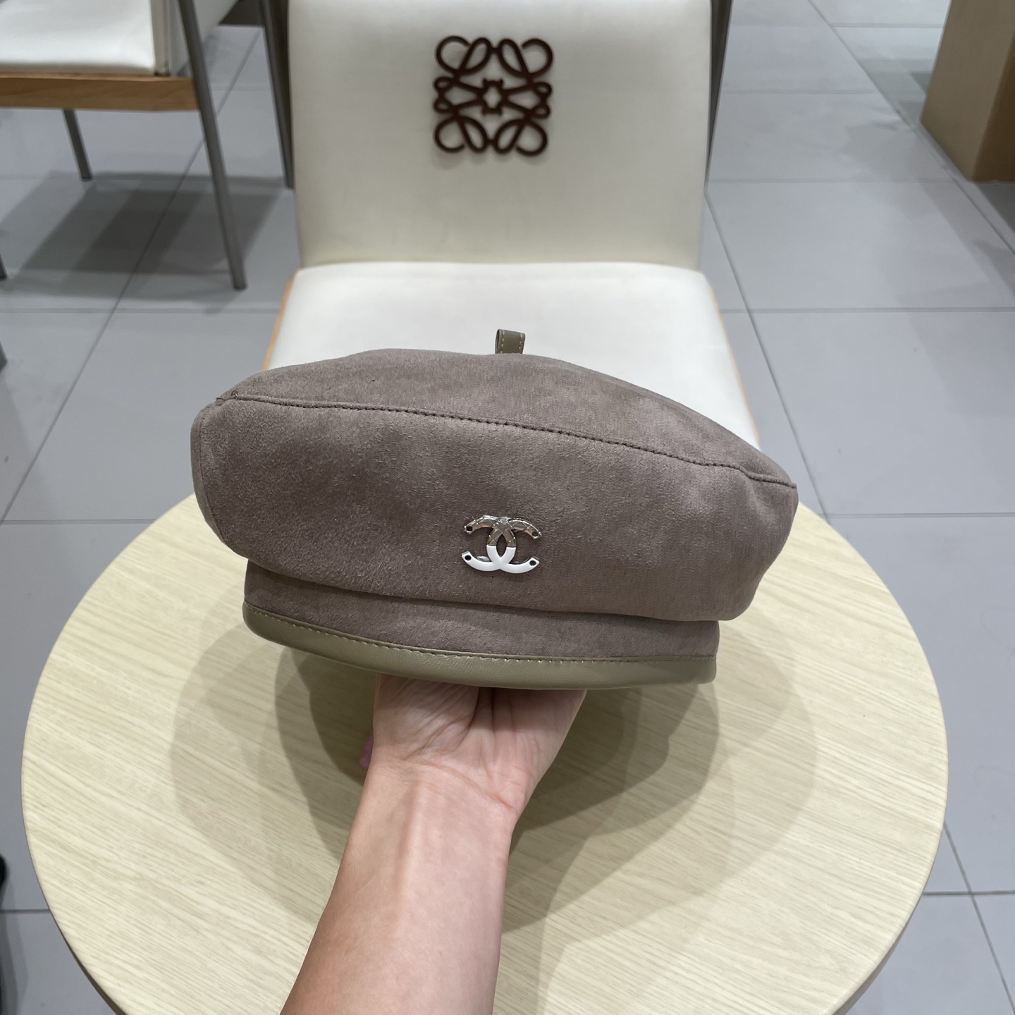  CHANEL香奈儿新款贝雷秋款帽🔸 节假日旅游带它出去美美哒❕  中古款哟.这种帽子不容易撞款 😬 现