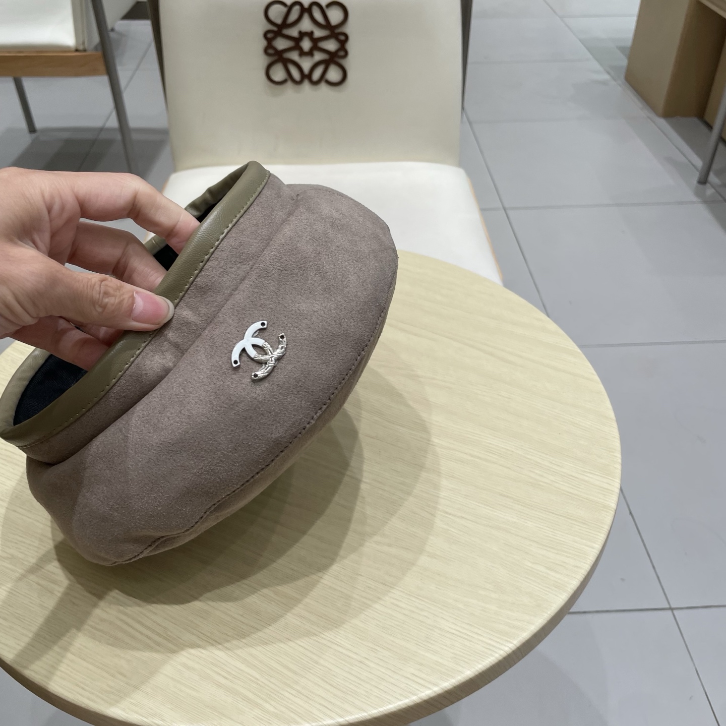  CHANEL香奈儿新款贝雷秋款帽🔸 节假日旅游带它出去美美哒❕  中古款哟.这种帽子不容易撞款 😬 现