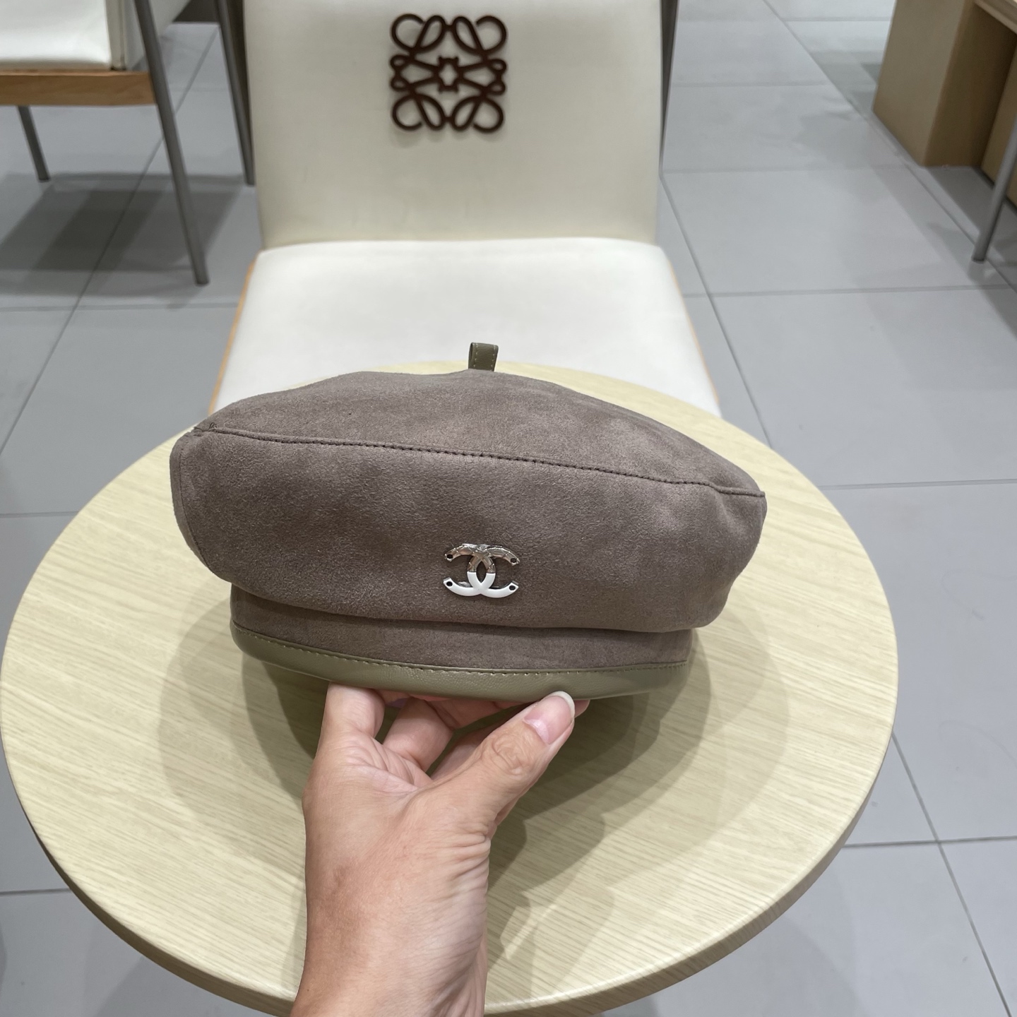  CHANEL香奈儿新款贝雷秋款帽🔸 节假日旅游带它出去美美哒❕  中古款哟.这种帽子不容易撞款 😬 现