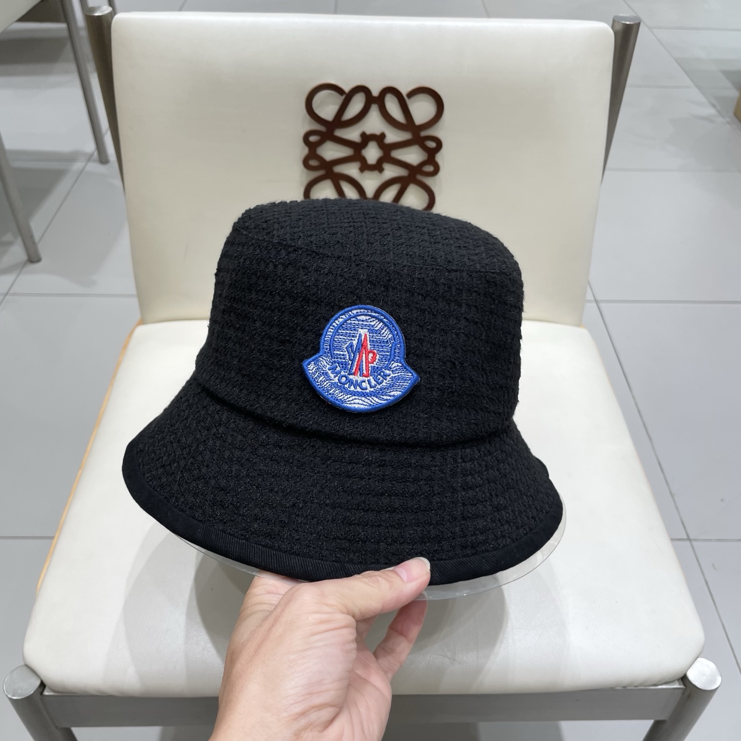   蒙口MONCLER 秋冬时尚简约2025新款小香风女士棉质帽子真丝棉衬里天鹅绒渔夫帽