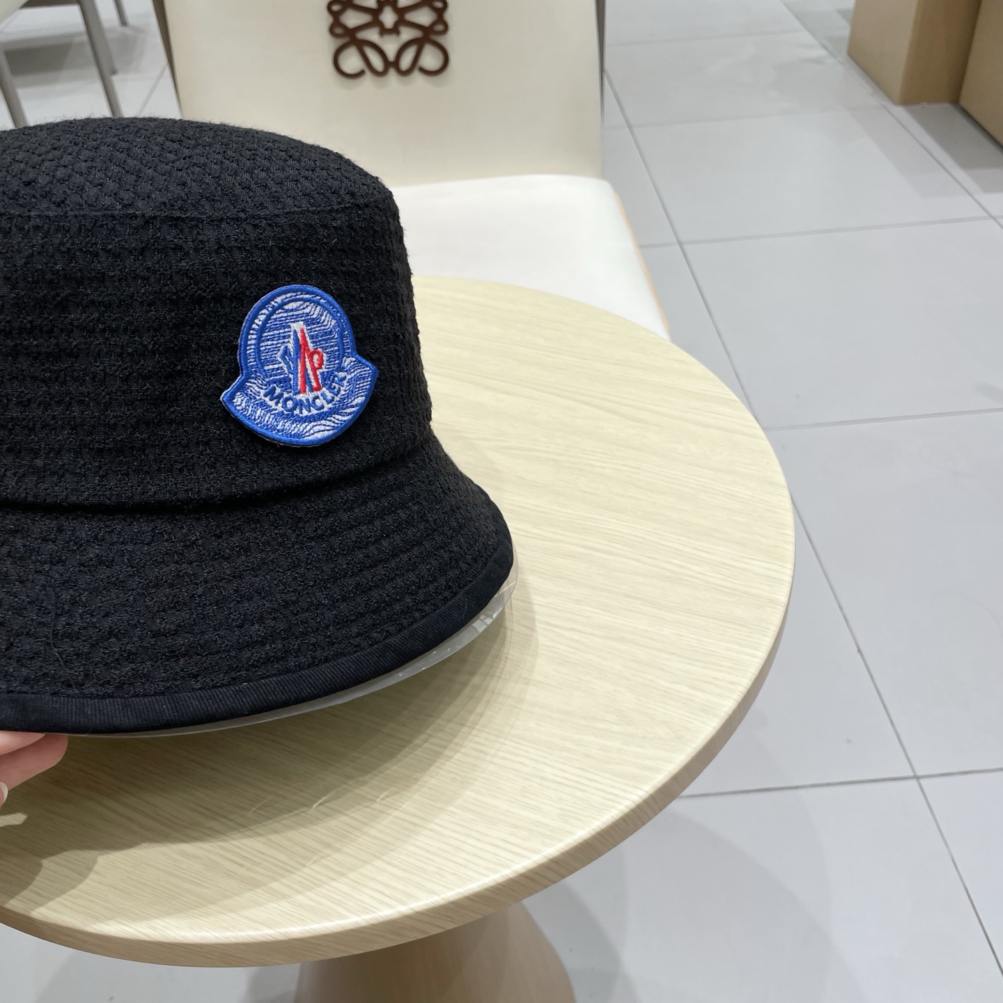   蒙口MONCLER 秋冬时尚简约2025新款小香风女士棉质帽子真丝棉衬里天鹅绒渔夫帽