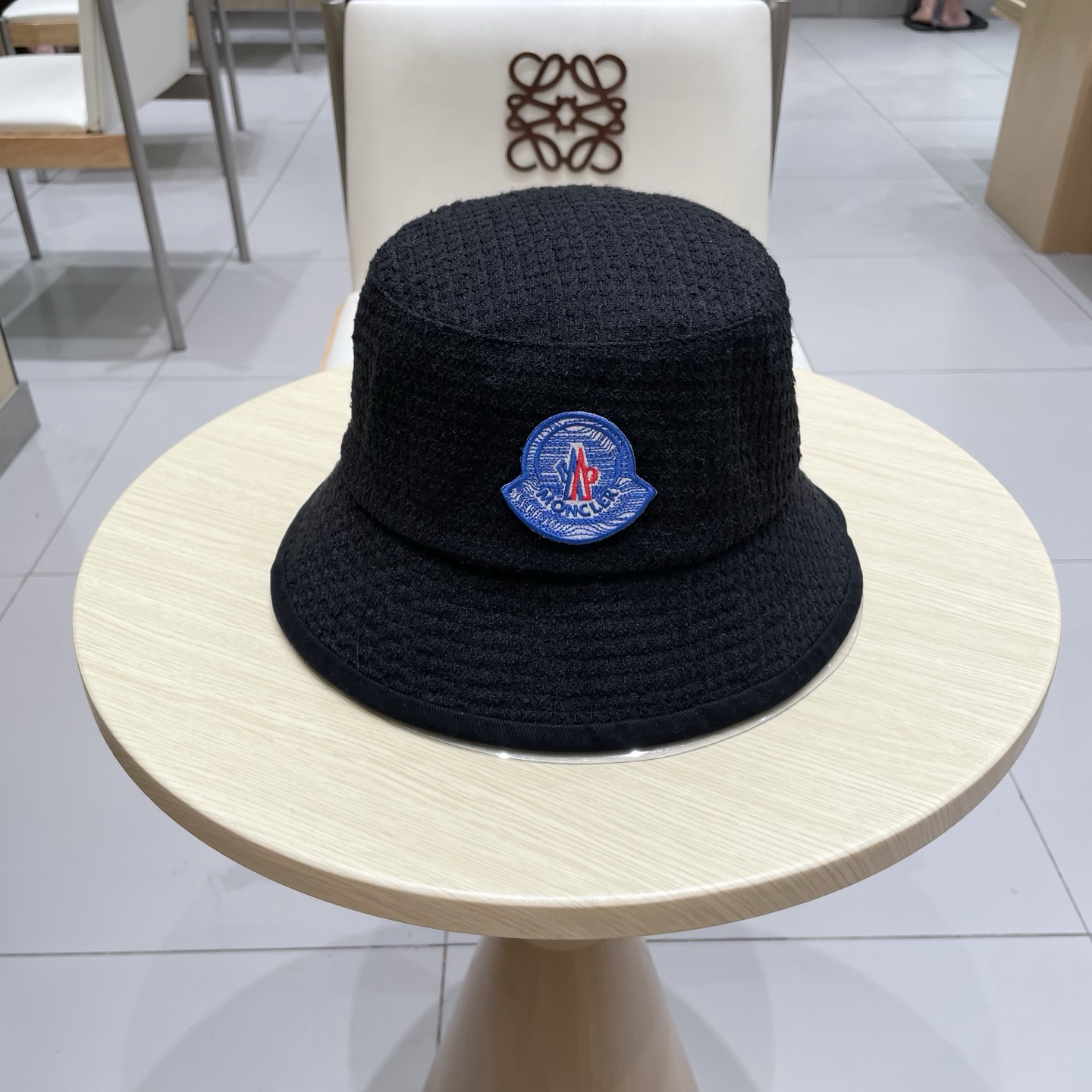   蒙口MONCLER 秋冬时尚简约2025新款小香风女士棉质帽子真丝棉衬里天鹅绒渔夫帽