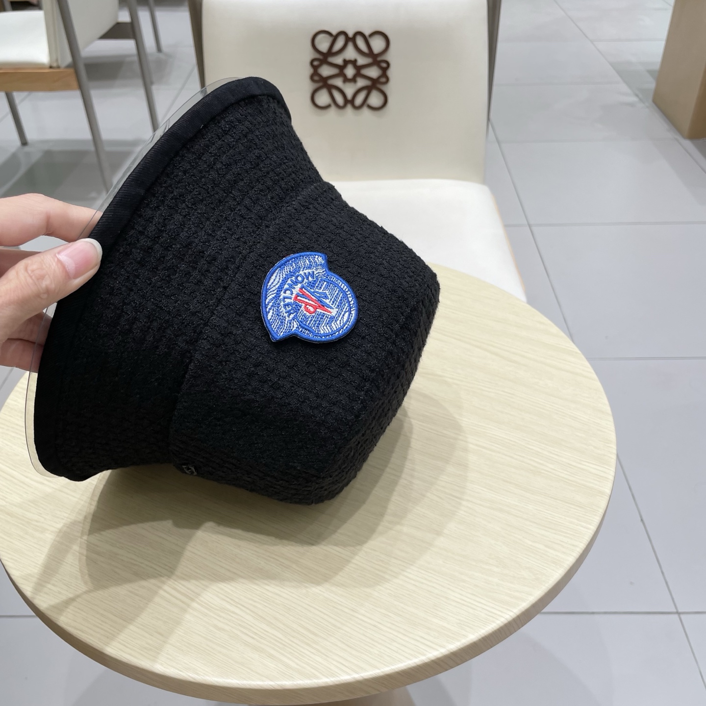   蒙口MONCLER 秋冬时尚简约2025新款小香风女士棉质帽子真丝棉衬里天鹅绒渔夫帽