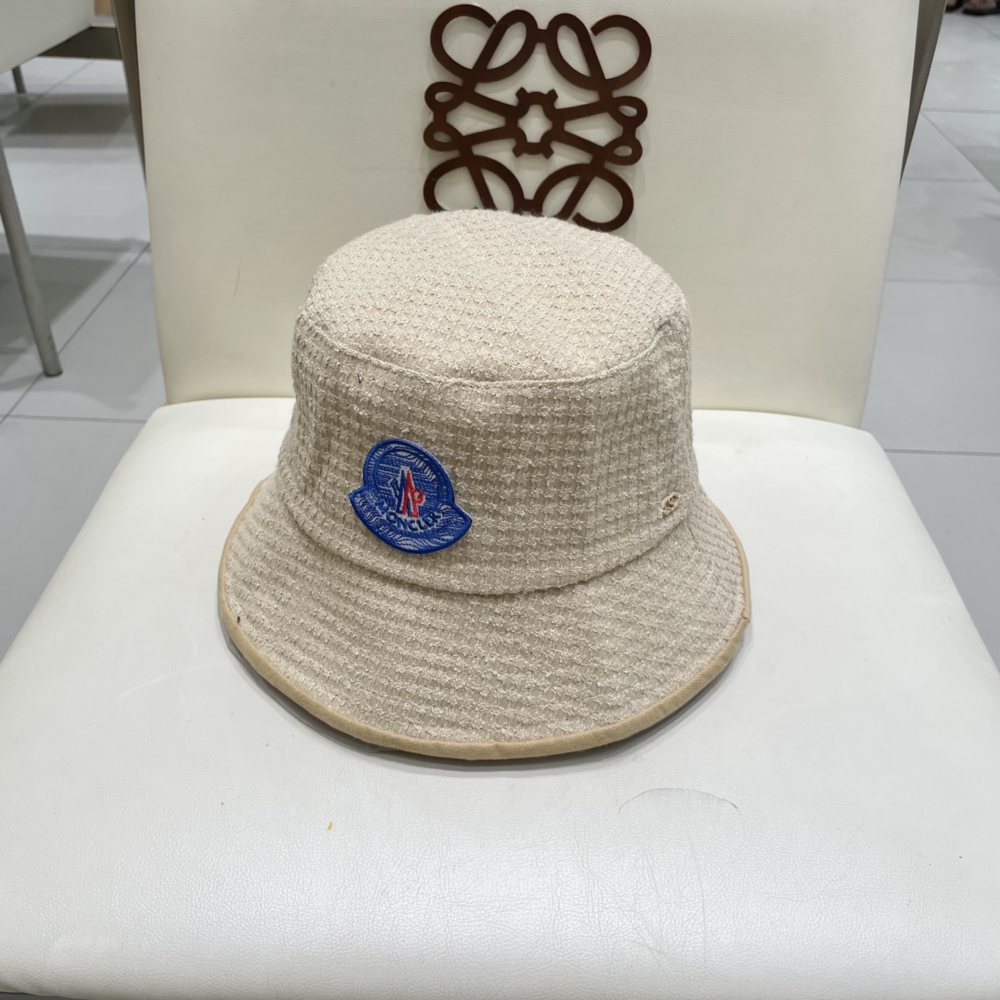   蒙口MONCLER 秋冬时尚简约2025新款小香风女士棉质帽子真丝棉衬里天鹅绒渔夫帽