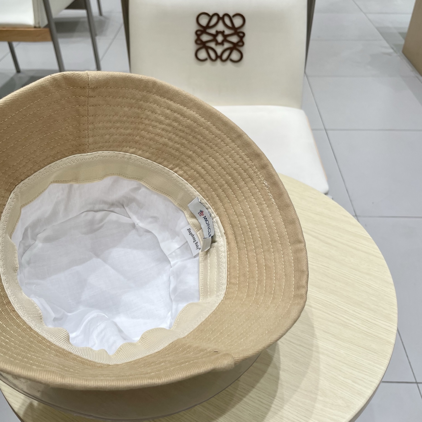   蒙口MONCLER 秋冬时尚简约2025新款小香风女士棉质帽子真丝棉衬里天鹅绒渔夫帽