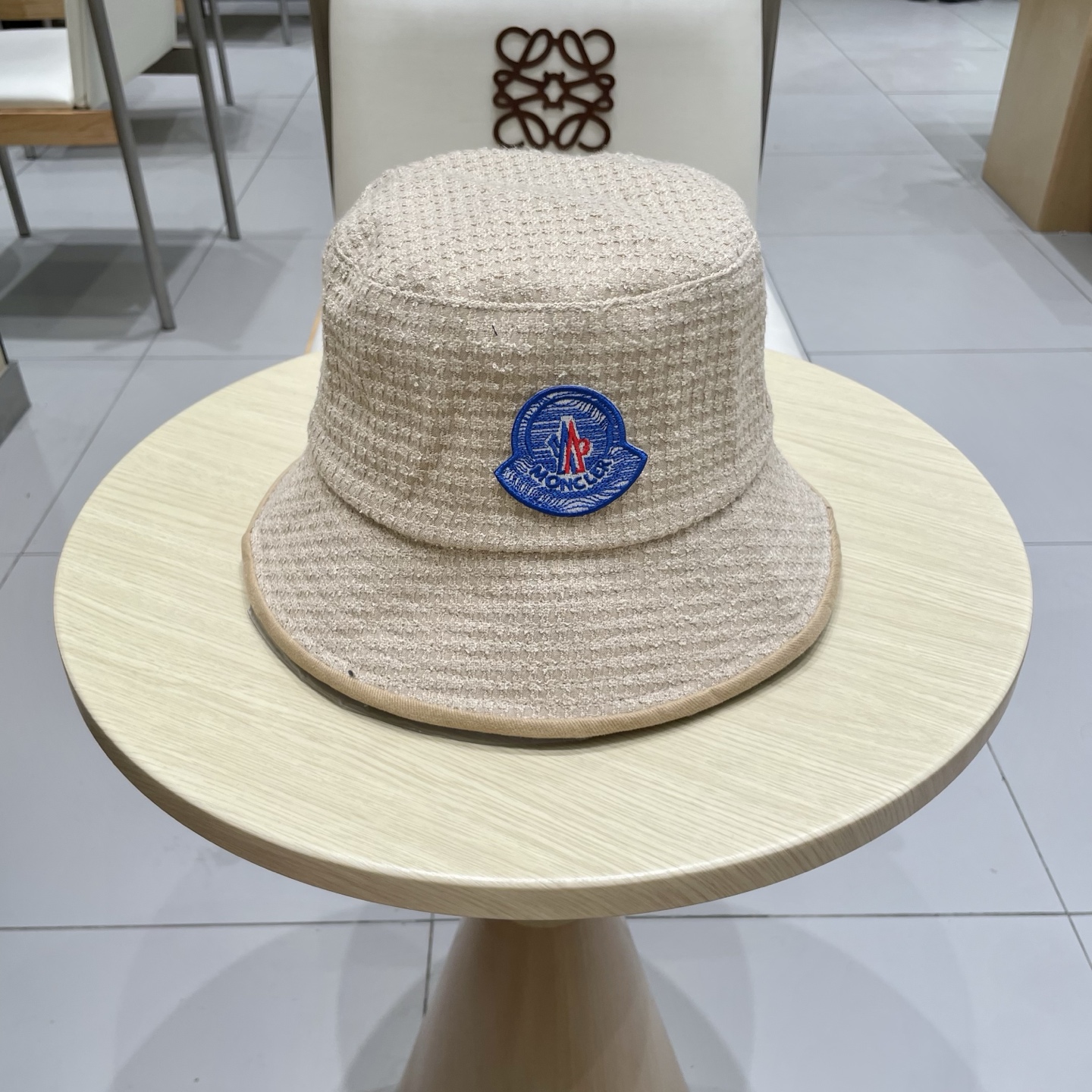   蒙口MONCLER 秋冬时尚简约2025新款小香风女士棉质帽子真丝棉衬里天鹅绒渔夫帽