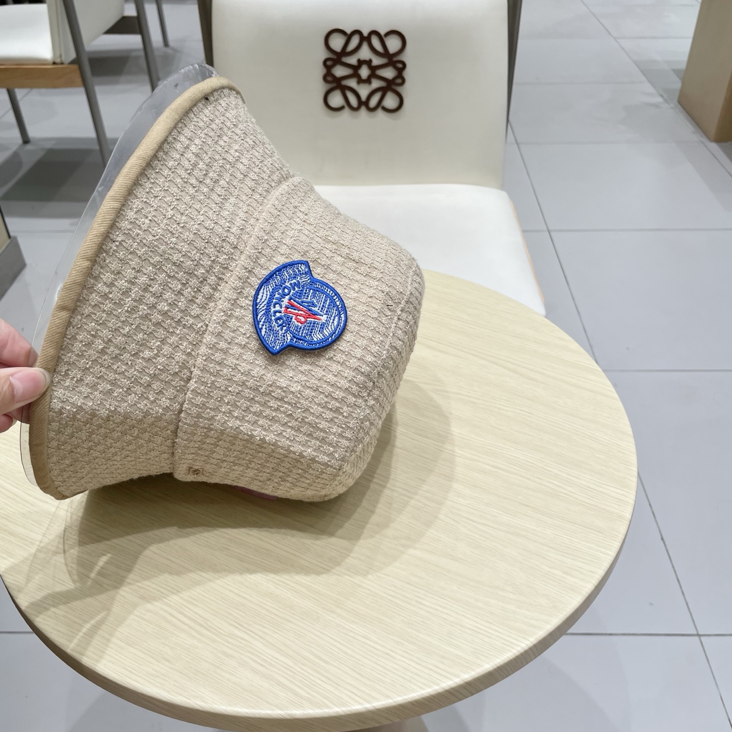   蒙口MONCLER 秋冬时尚简约2025新款小香风女士棉质帽子真丝棉衬里天鹅绒渔夫帽