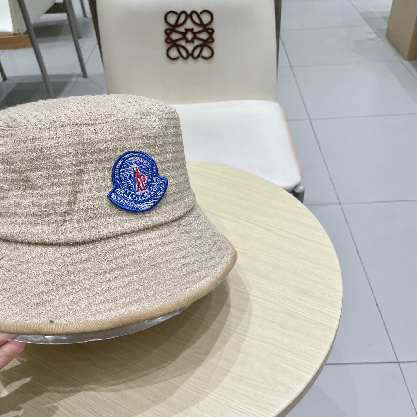   蒙口MONCLER 秋冬时尚简约2025新款小香风女士棉质帽子真丝棉衬里天鹅绒渔夫帽