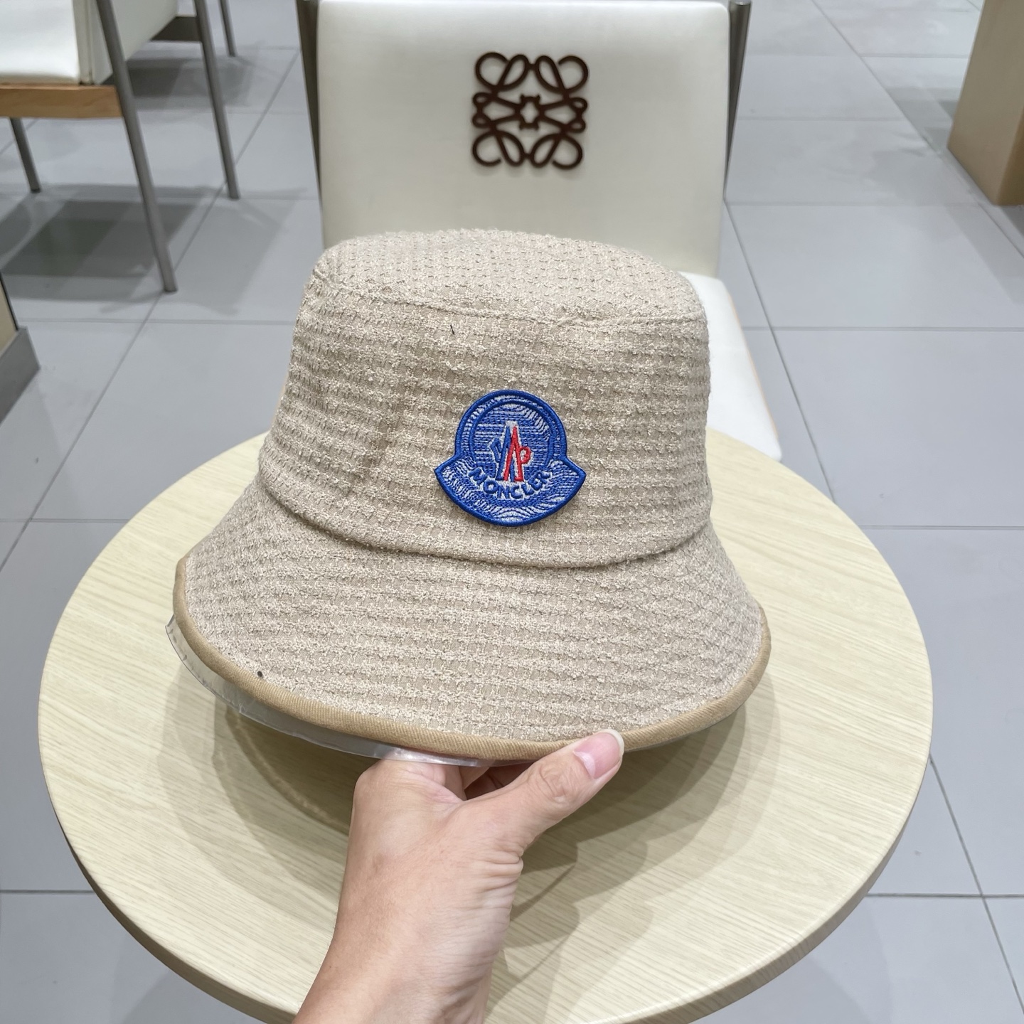   蒙口MONCLER 秋冬时尚简约2025新款小香风女士棉质帽子真丝棉衬里天鹅绒渔夫帽