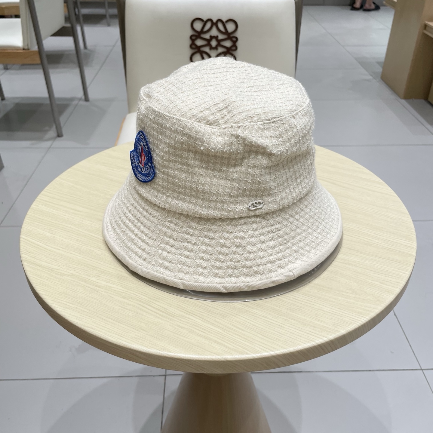   蒙口MONCLER 秋冬时尚简约2025新款小香风女士棉质帽子真丝棉衬里天鹅绒渔夫帽