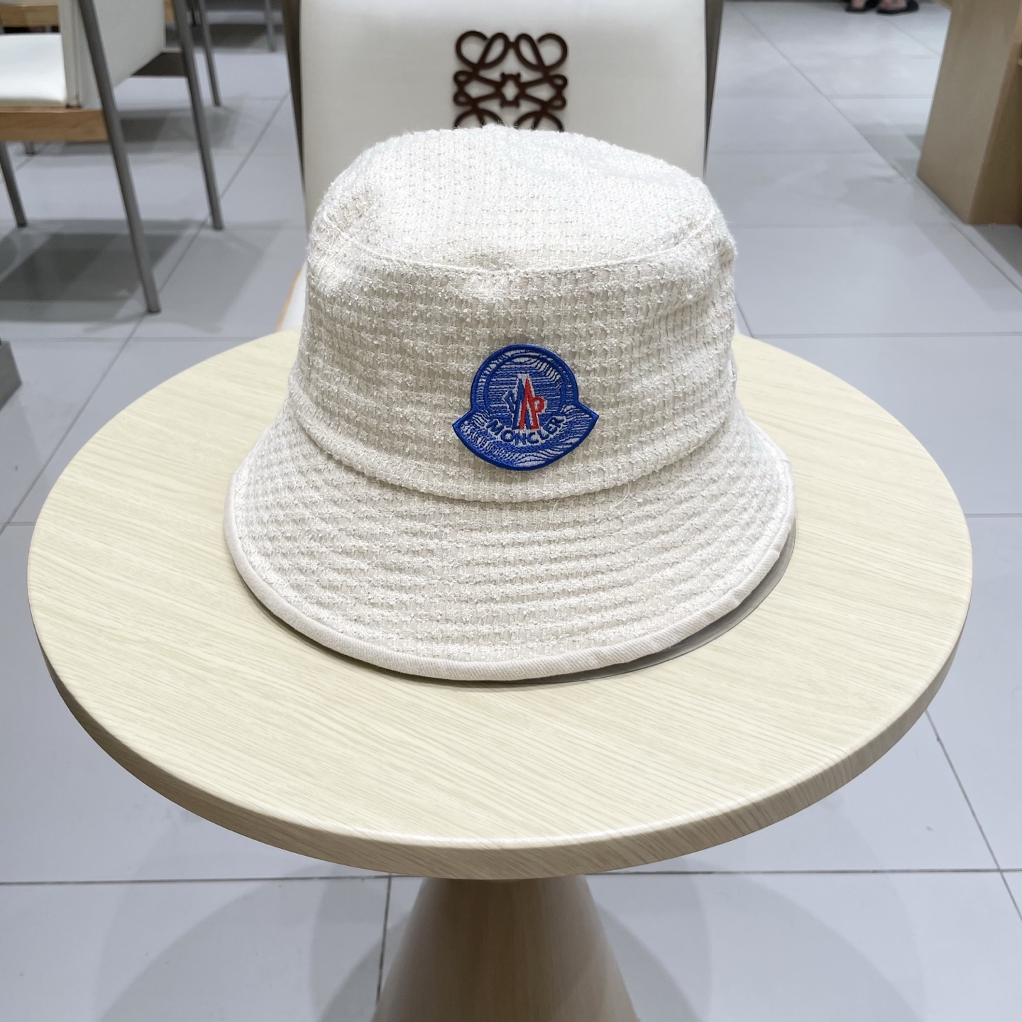   蒙口MONCLER 秋冬时尚简约2025新款小香风女士棉质帽子真丝棉衬里天鹅绒渔夫帽