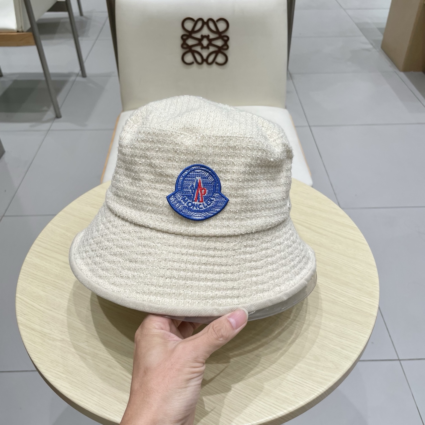   蒙口MONCLER 秋冬时尚简约2025新款小香风女士棉质帽子真丝棉衬里天鹅绒渔夫帽