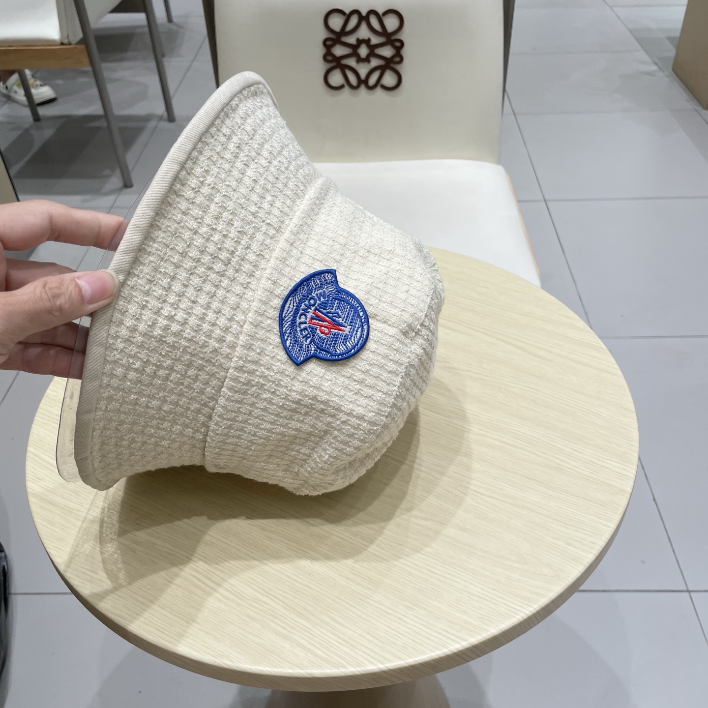   蒙口MONCLER 秋冬时尚简约2025新款小香风女士棉质帽子真丝棉衬里天鹅绒渔夫帽