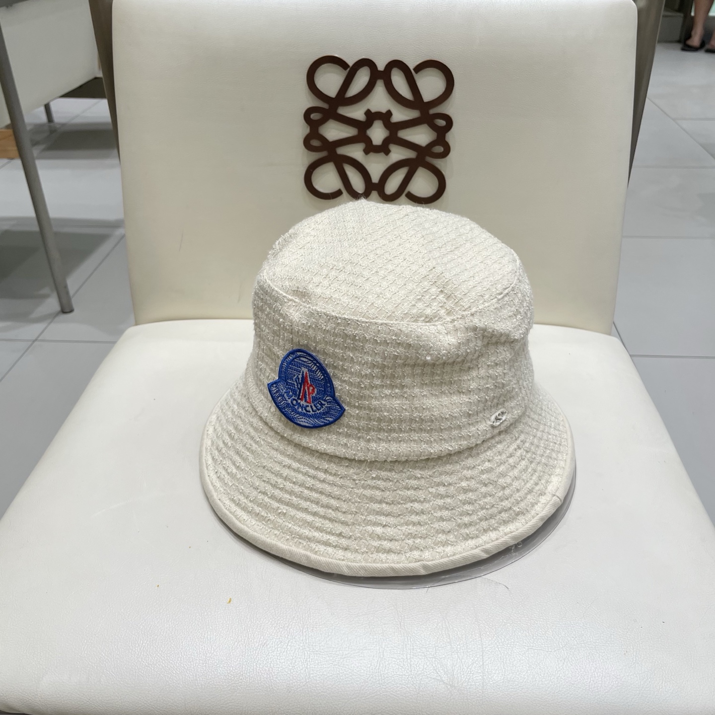   蒙口MONCLER 秋冬时尚简约2025新款小香风女士棉质帽子真丝棉衬里天鹅绒渔夫帽