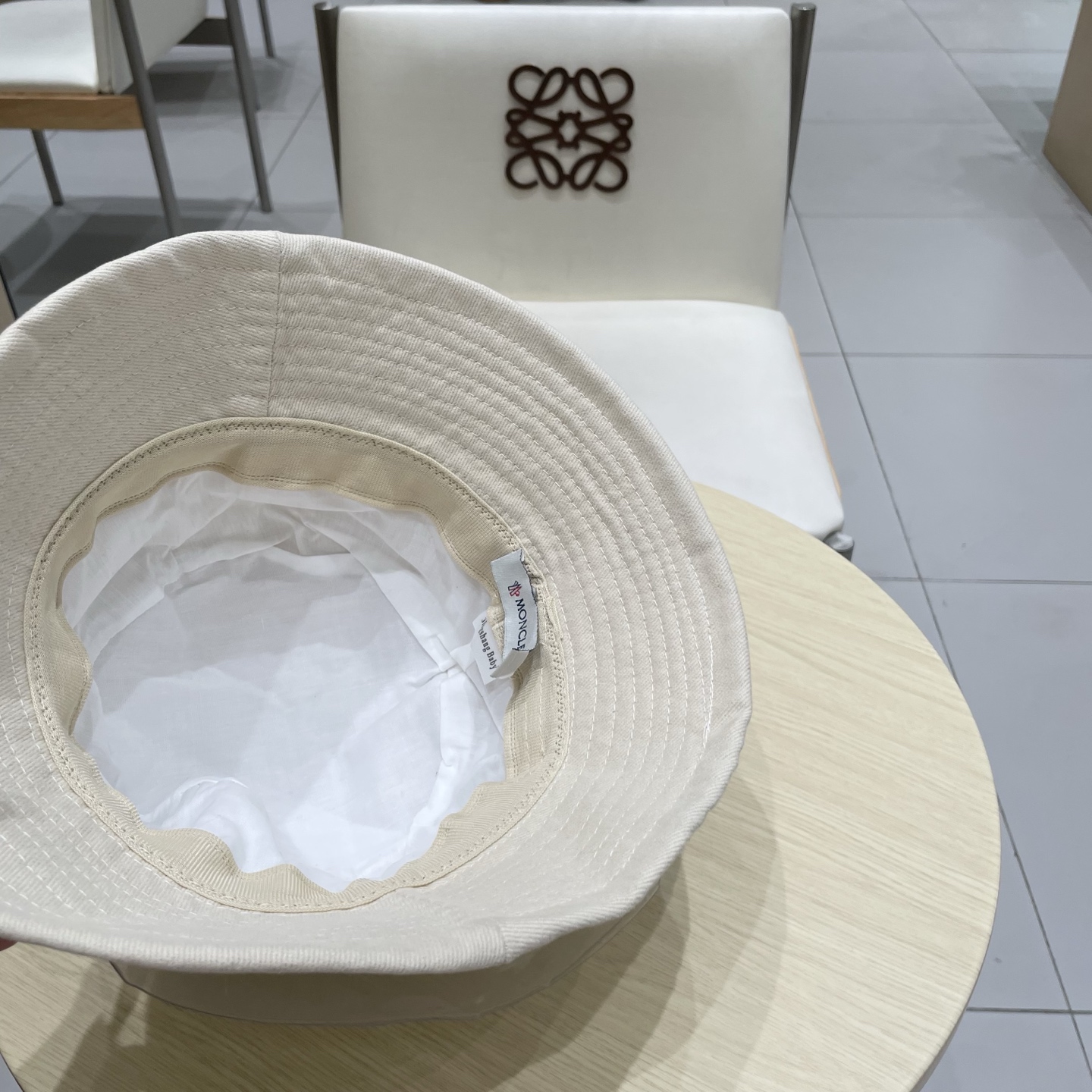   蒙口MONCLER 秋冬时尚简约2025新款小香风女士棉质帽子真丝棉衬里天鹅绒渔夫帽