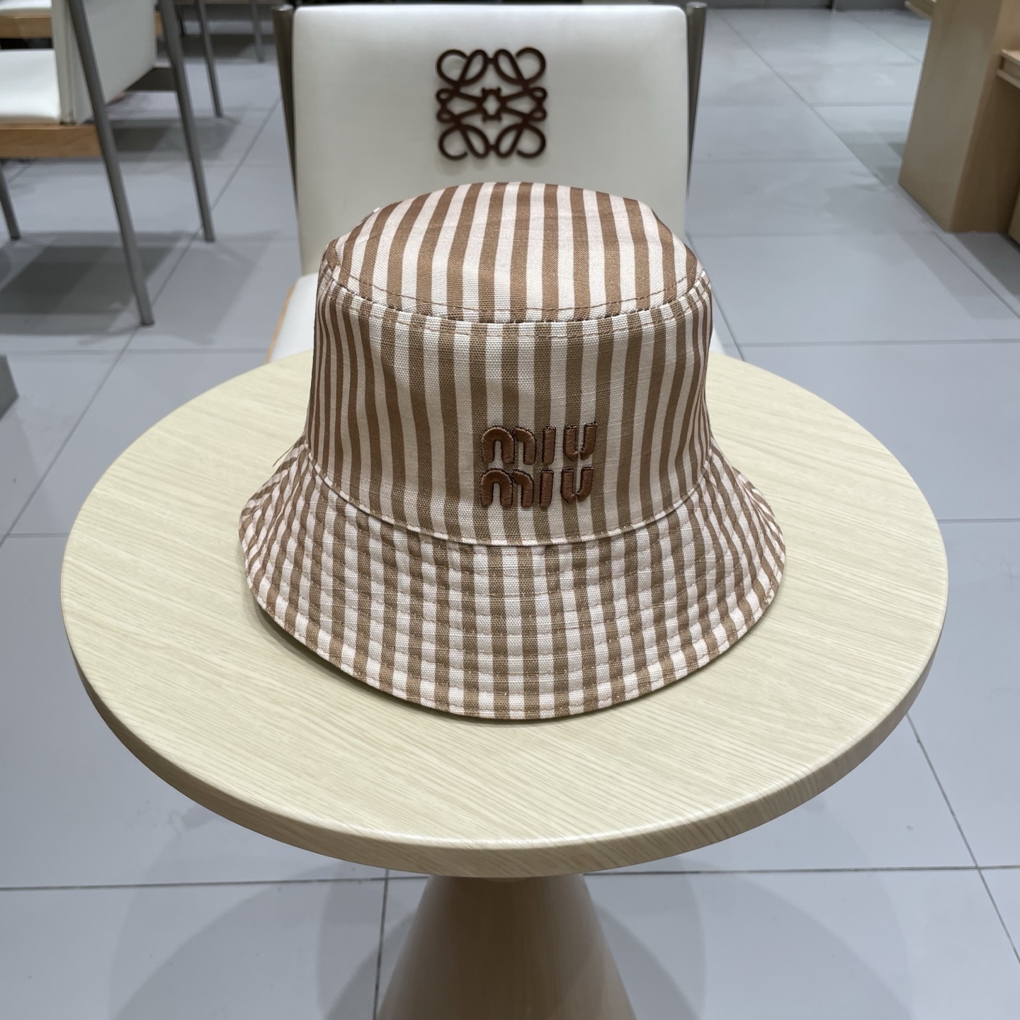  缪缪MIU  MIU～｜经典双面条纹渔夫帽👒
双面款 万年百搭的款式 
一年四季皆可戴