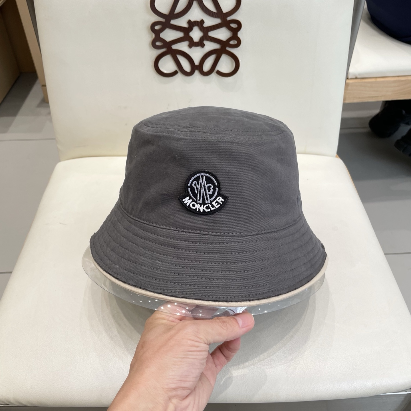 蒙口【MONCELER很火的一款双面佩戴渔夫帽
简约大气 高逼格好物～格调有个性
LOGO  秋款轻盈透