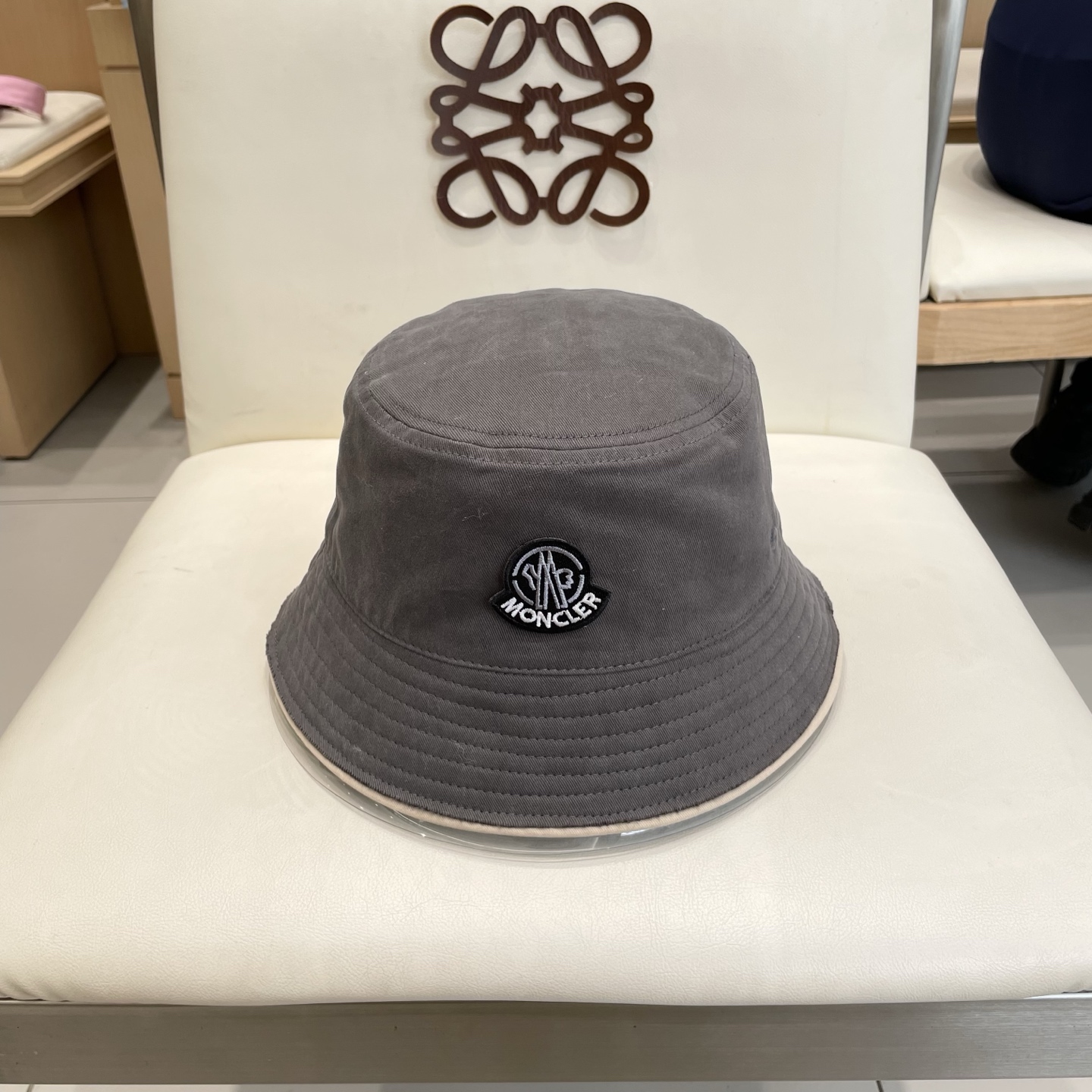 蒙口【MONCELER很火的一款双面佩戴渔夫帽
简约大气 高逼格好物～格调有个性
LOGO  秋款轻盈透