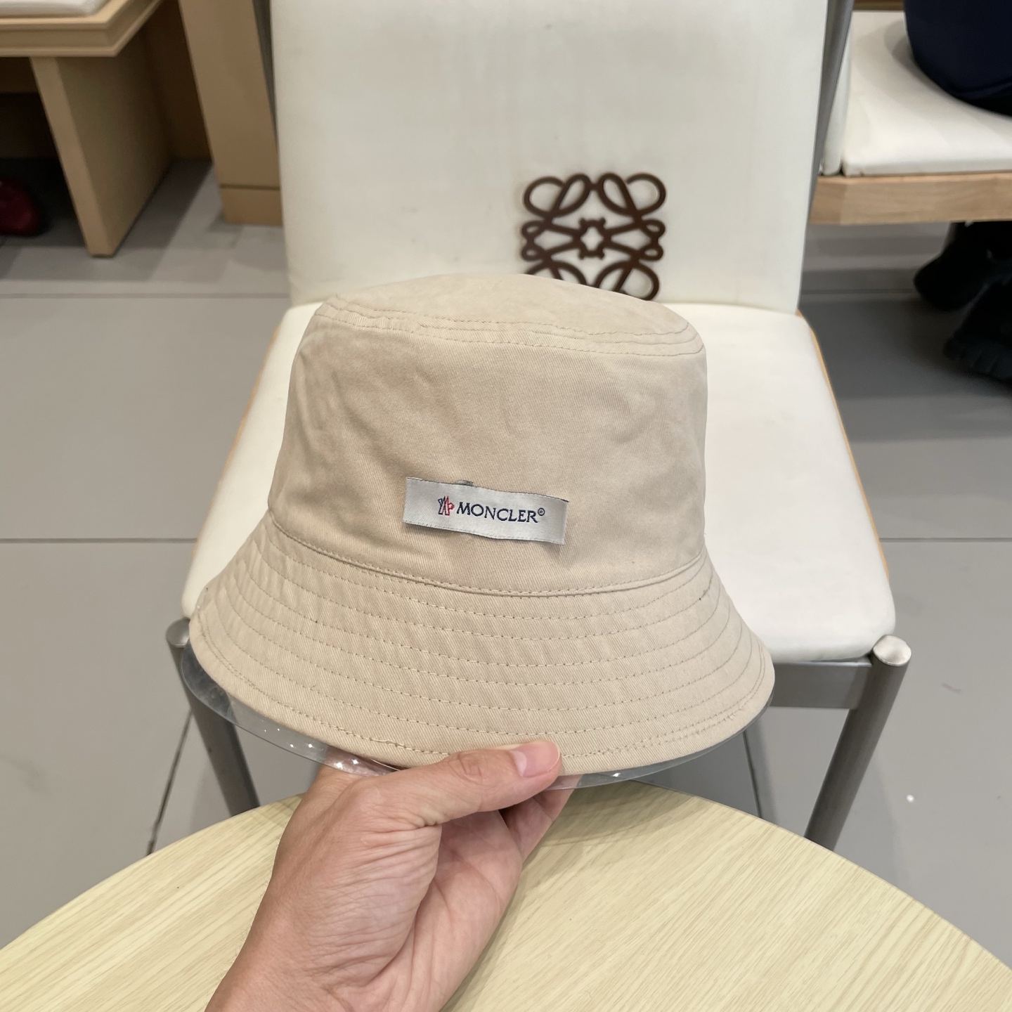 蒙口【MONCELER很火的一款双面佩戴渔夫帽
简约大气 高逼格好物～格调有个性
LOGO  秋款轻盈透