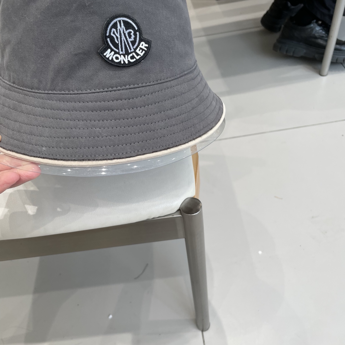 蒙口【MONCELER很火的一款双面佩戴渔夫帽
简约大气 高逼格好物～格调有个性
LOGO  秋款轻盈透