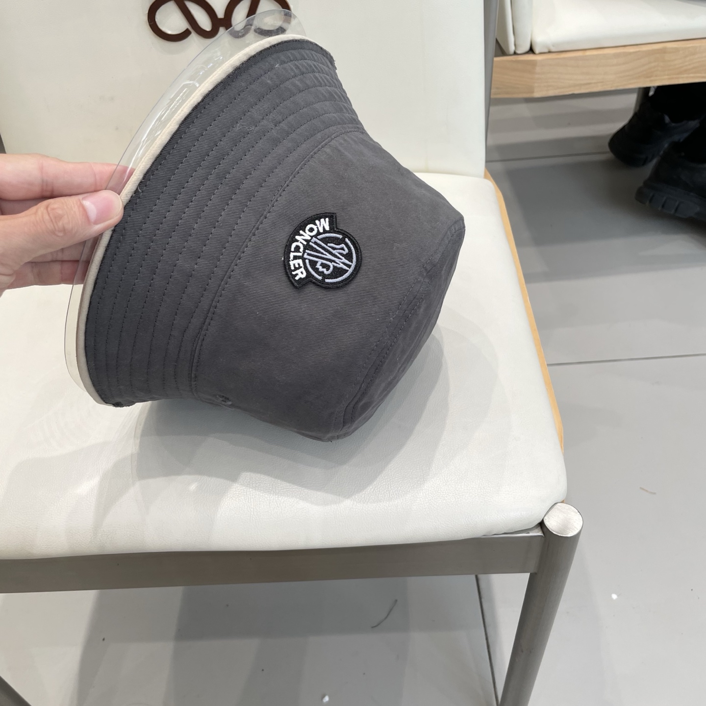 蒙口【MONCELER很火的一款双面佩戴渔夫帽
简约大气 高逼格好物～格调有个性
LOGO  秋款轻盈透