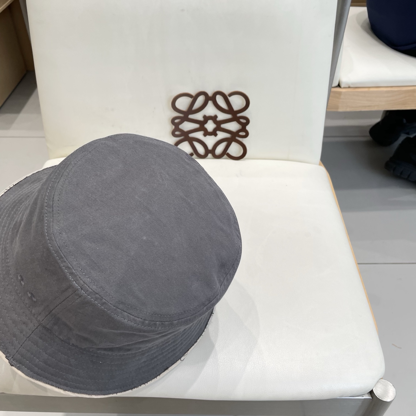 蒙口【MONCELER很火的一款双面佩戴渔夫帽
简约大气 高逼格好物～格调有个性
LOGO  秋款轻盈透