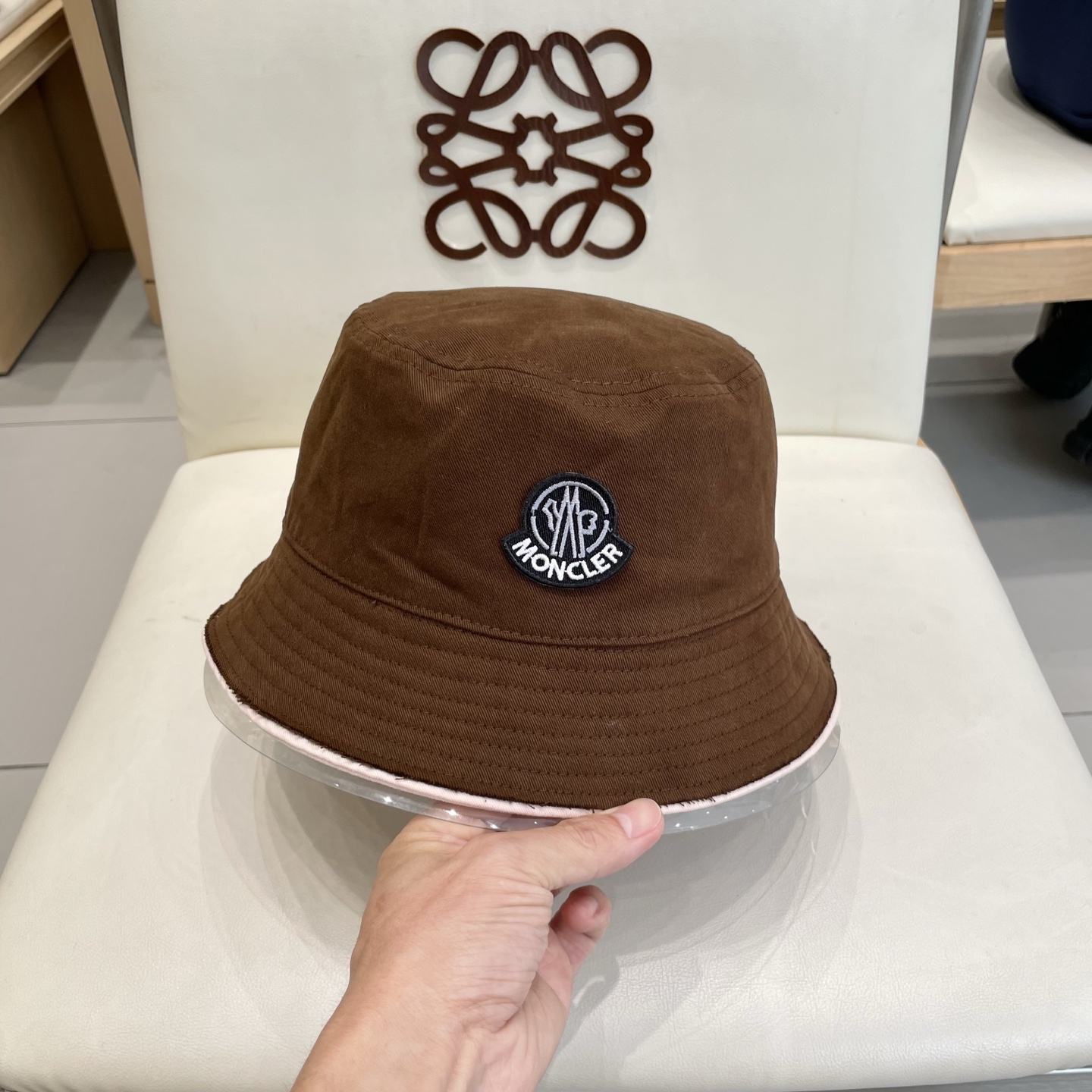 蒙口【MONCELER很火的一款双面佩戴渔夫帽
简约大气 高逼格好物～格调有个性
LOGO  秋款轻盈透