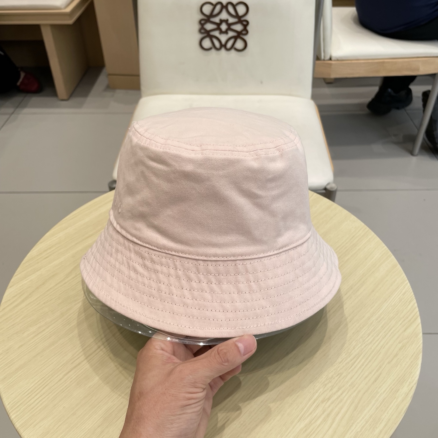 蒙口【MONCELER很火的一款双面佩戴渔夫帽
简约大气 高逼格好物～格调有个性
LOGO  秋款轻盈透