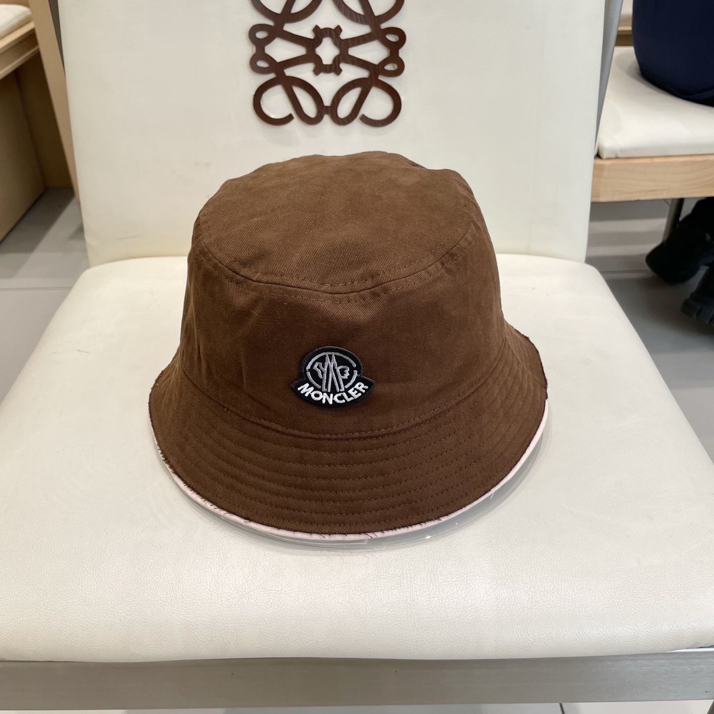 蒙口【MONCELER很火的一款双面佩戴渔夫帽
简约大气 高逼格好物～格调有个性
LOGO  秋款轻盈透