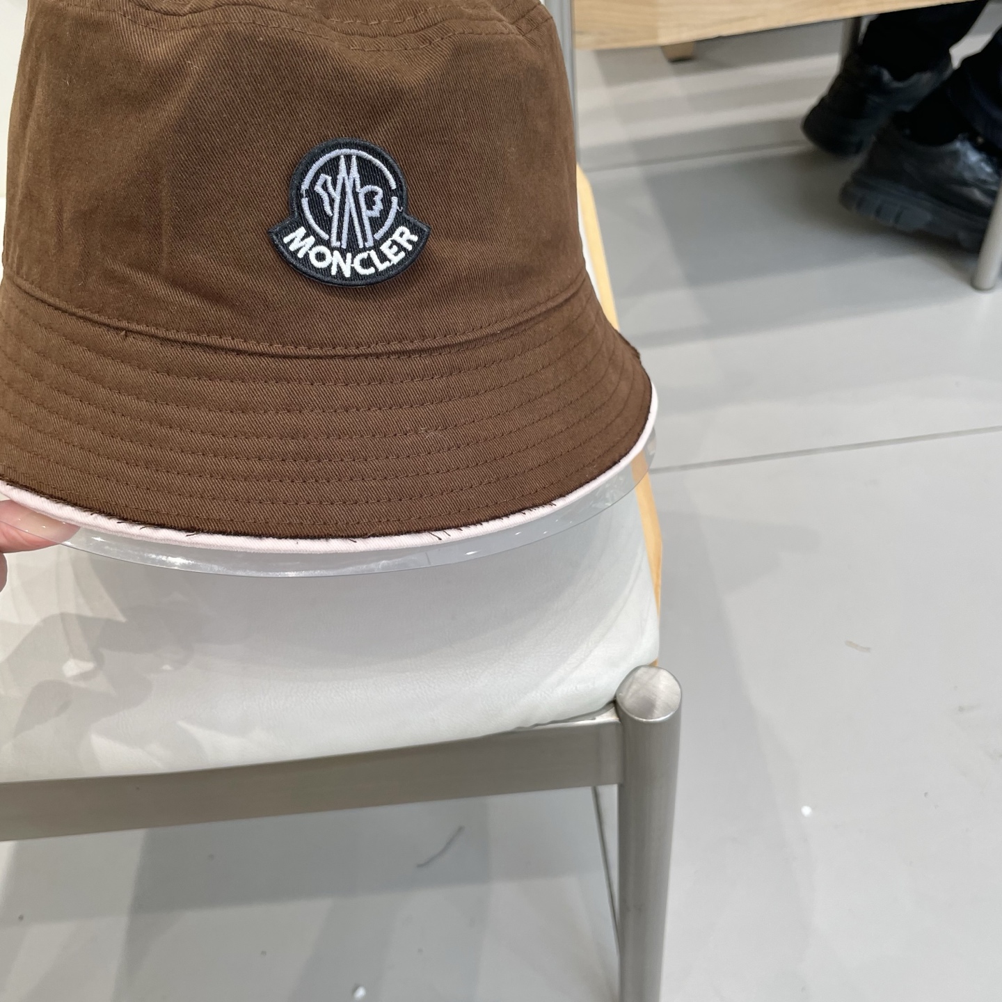 蒙口【MONCELER很火的一款双面佩戴渔夫帽
简约大气 高逼格好物～格调有个性
LOGO  秋款轻盈透