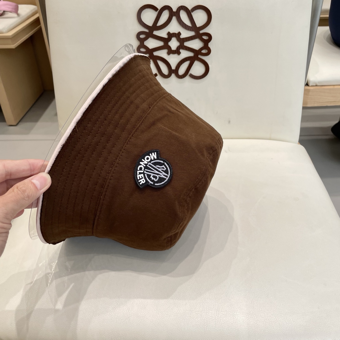 蒙口【MONCELER很火的一款双面佩戴渔夫帽
简约大气 高逼格好物～格调有个性
LOGO  秋款轻盈透