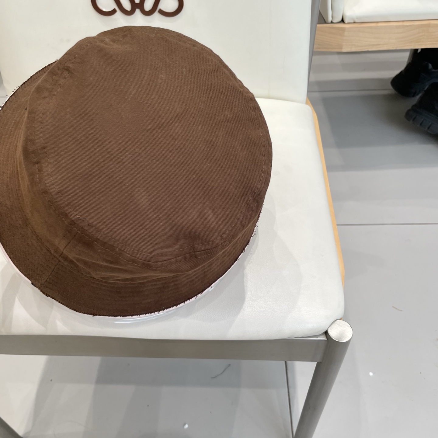 蒙口【MONCELER很火的一款双面佩戴渔夫帽
简约大气 高逼格好物～格调有个性
LOGO  秋款轻盈透