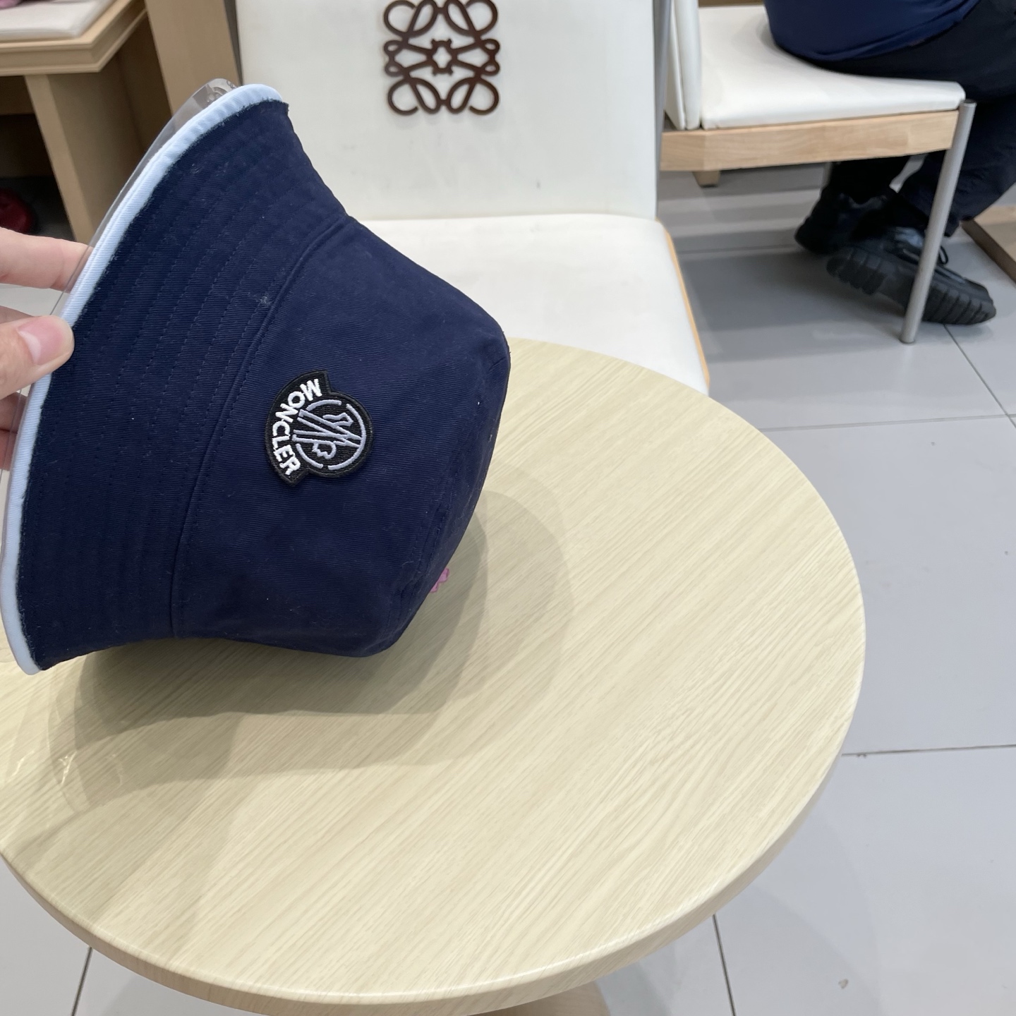 蒙口【MONCELER很火的一款双面佩戴渔夫帽
简约大气 高逼格好物～格调有个性
LOGO  秋款轻盈透