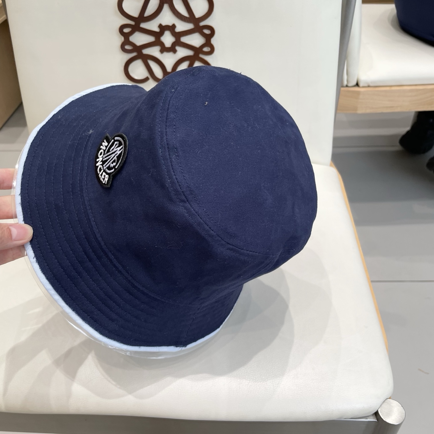 蒙口【MONCELER很火的一款双面佩戴渔夫帽
简约大气 高逼格好物～格调有个性
LOGO  秋款轻盈透