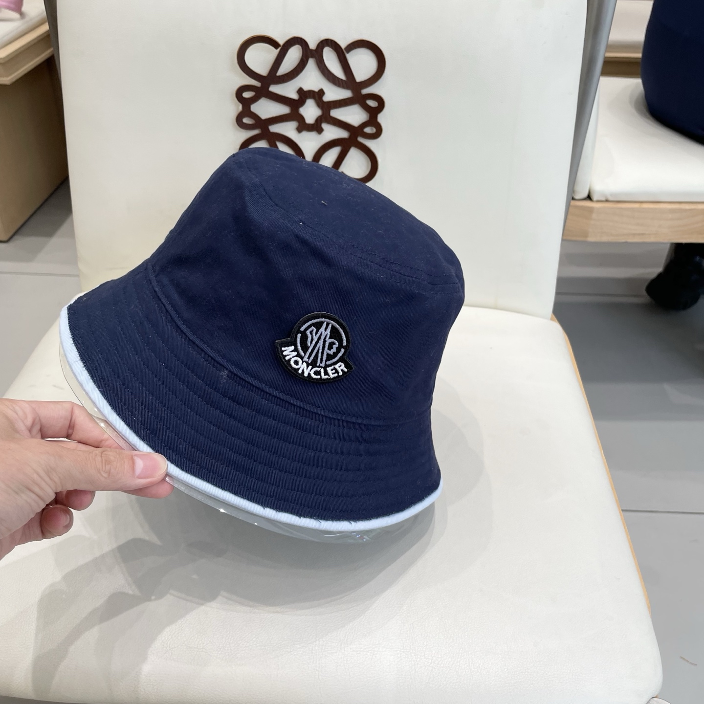 蒙口【MONCELER很火的一款双面佩戴渔夫帽
简约大气 高逼格好物～格调有个性
LOGO  秋款轻盈透