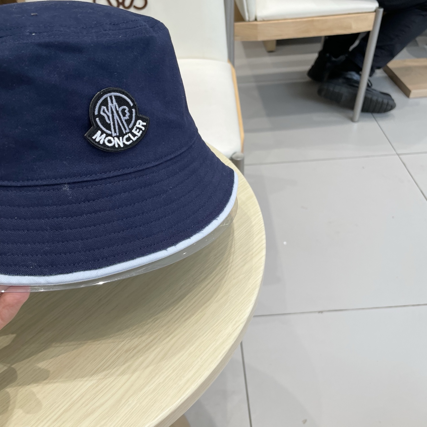 蒙口【MONCELER很火的一款双面佩戴渔夫帽
简约大气 高逼格好物～格调有个性
LOGO  秋款轻盈透