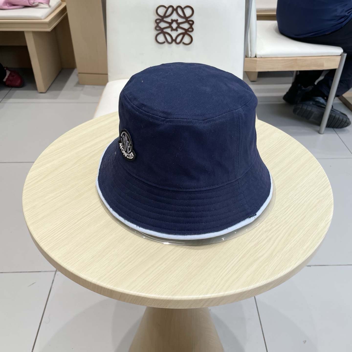 蒙口【MONCELER很火的一款双面佩戴渔夫帽
简约大气 高逼格好物～格调有个性
LOGO  秋款轻盈透