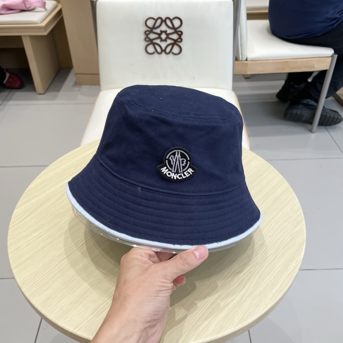 蒙口【MONCELER很火的一款双面佩戴渔夫帽
简约大气 高逼格好物～格调有个性
LOGO  秋款轻盈透