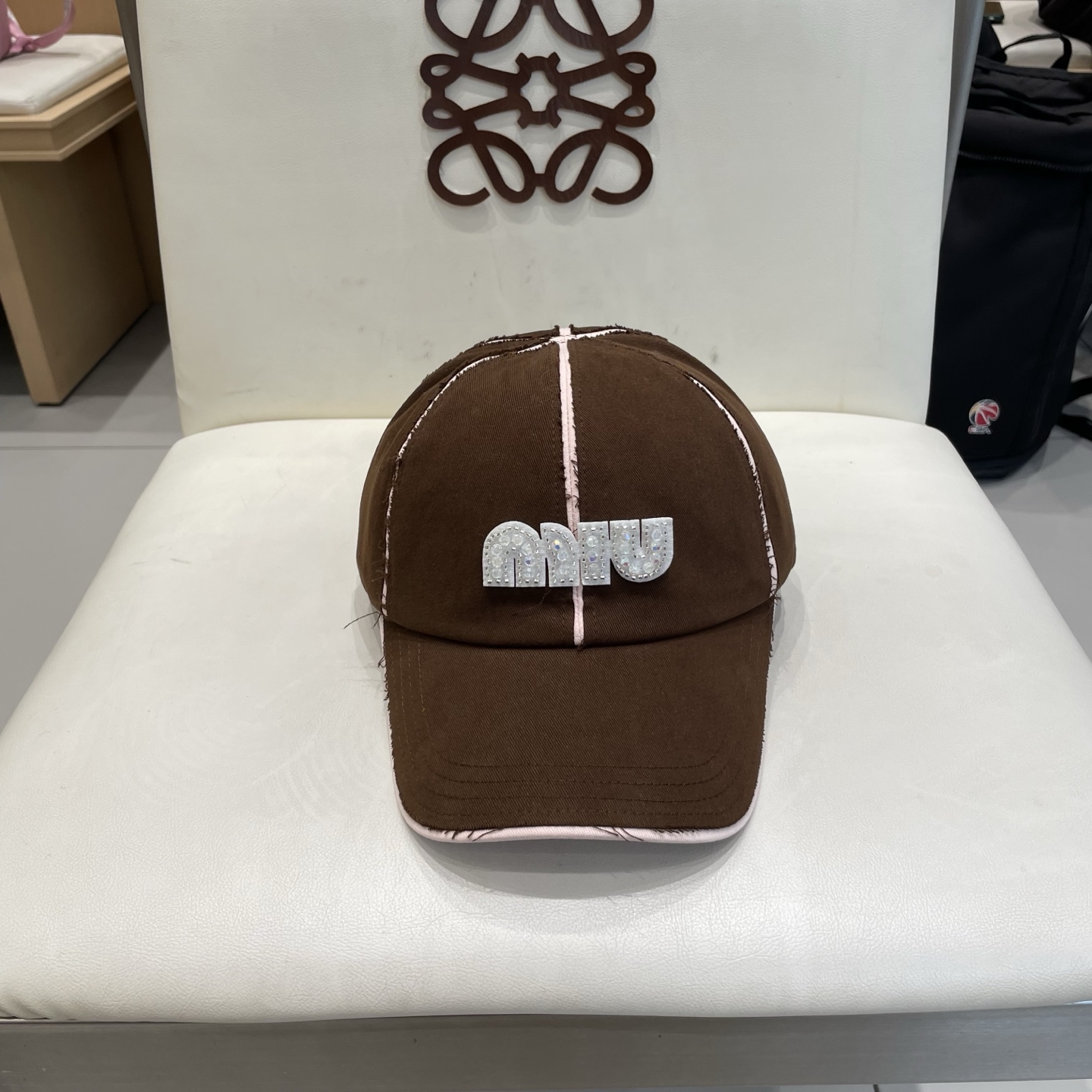  miumiu 上新✓秋款
甜酷十足的棒球帽🧢
扎染工艺设计 很特别‼️