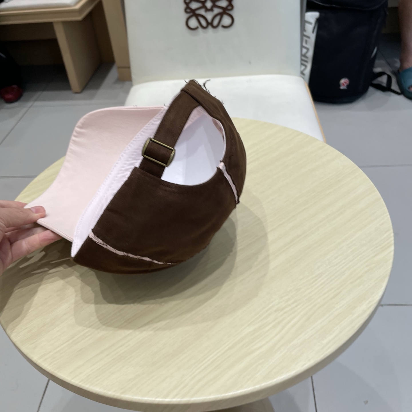  miumiu 上新✓秋款
甜酷十足的棒球帽🧢
扎染工艺设计 很特别‼️